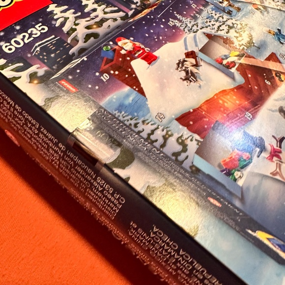 Lego City Advent Calendar 60235 - Picture 2 of 15